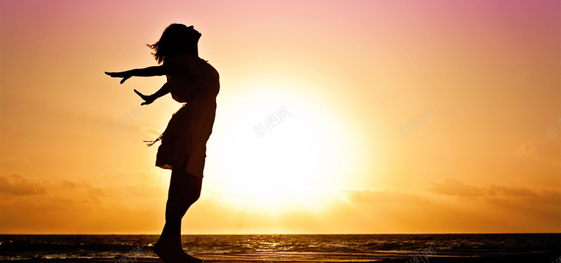 唯美海滩女孩jpg_新图网 https://ixintu.com 唯美背景 夕阳 女孩 摄影 海报banner 海滩 落日 风景