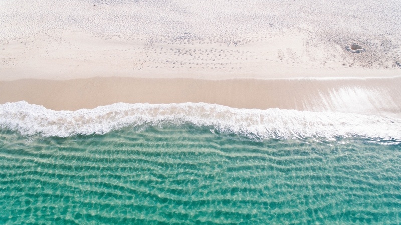 清澈的沙滩海浪jpg设计背景_新图网 https://ixintu.com 沙滩 浪花 海浪 海边