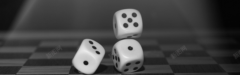 摄影掷骰子背景jpg_新图网 https://ixintu.com 幸运骰子 掷骰子 摄影 棋盘游戏 海报banner 瞬时速度 随机 风景 黑白