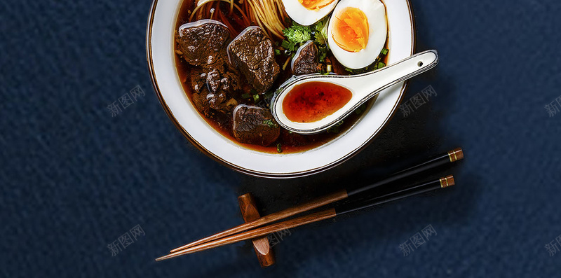 日式龙须面美食宣传质感H5背景psdpsd设计背景_新图网 https://ixintu.com H5 psd 光效 小吃 日式 日本料理 绿叶 美食 茶壶 蓝色 质感背景 辣椒 餐厅 饭店 龙须面