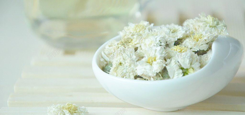 杭白菊纯白背景jpg_新图网 https://ixintu.com 摄影 文化 日系 木质桌面 杭白菊 泡茶 海报banner 瓷碗 纯白 背景 菊花 透视 风景