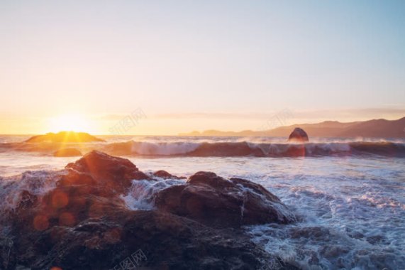 夕阳下的礁石海浪海报背景背景