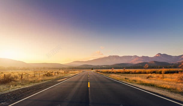 蓝天下宁静的城市公路jpg设计背景_新图网 https://ixintu.com 公路 城市 宁静 蓝天