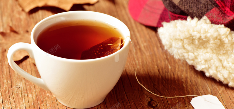 茶水背景jpg_新图网 https://ixintu.com 摄影 早茶 木板 木纹 枫叶 海报banner 秋季 茶叶 茶杯 茶水 风景