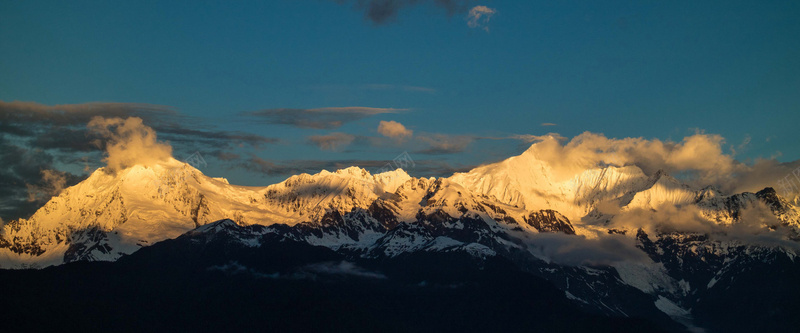 黄昏雪山冰川背景jpg_新图网 https://ixintu.com 云雾 冰川 摄影 极地 海报banner 背景 蓝色 雪山 风景 黄昏