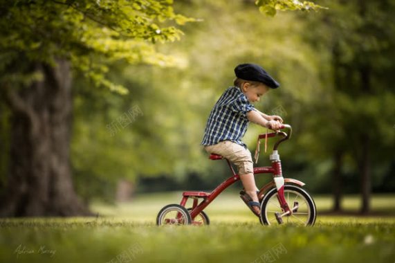 骑自行车的小男孩背景