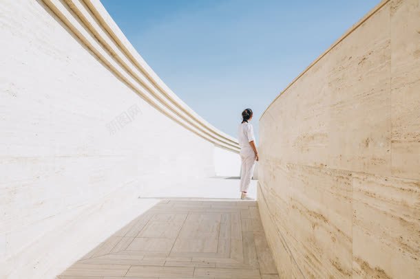 清新白色建筑美女jpg设计背景_新图网 https://ixintu.com 建筑 清新 白色 美女