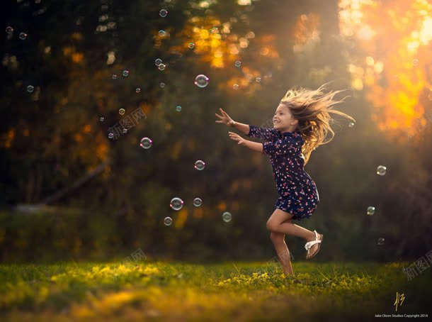 吹着跑跑追的女孩jpg设计背景_新图网 https://ixintu.com 女孩