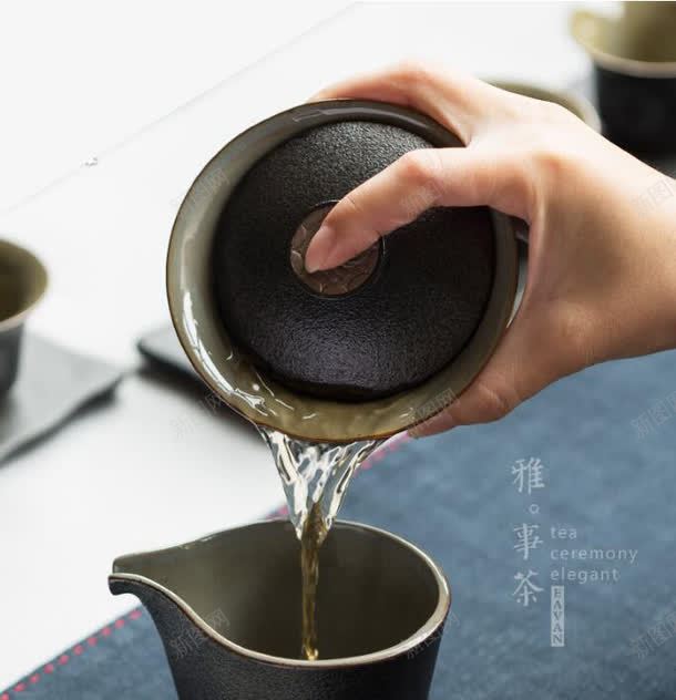 手拿盖碗沏茶png免抠素材_新图网 https://ixintu.com 产品实物 手 日用百货 沏茶 盖碗