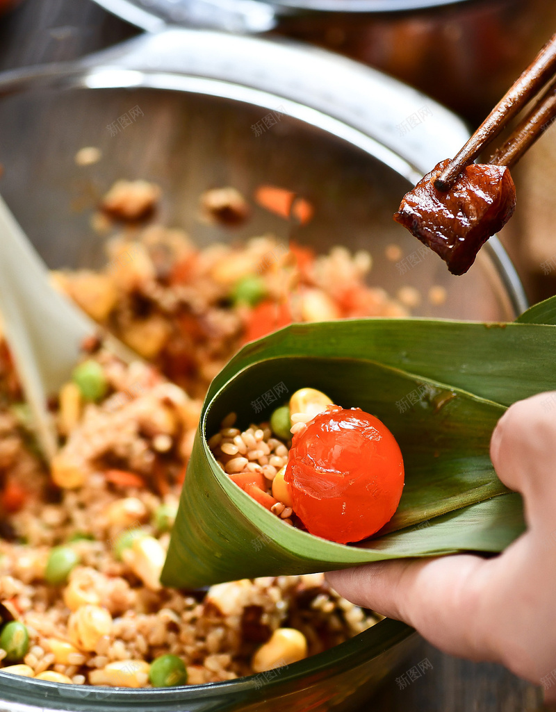 端午节包肉粽子jpg设计背景_新图网 https://ixintu.com 端午节粽子 粽子 肉粽子 蛋黄粽 鲜肉粽