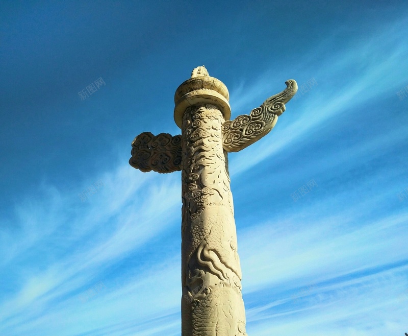 蓝天背景下的华表jpg设计背景_新图网 https://ixintu.com 华表 威严 汉白玉华表 蓝天