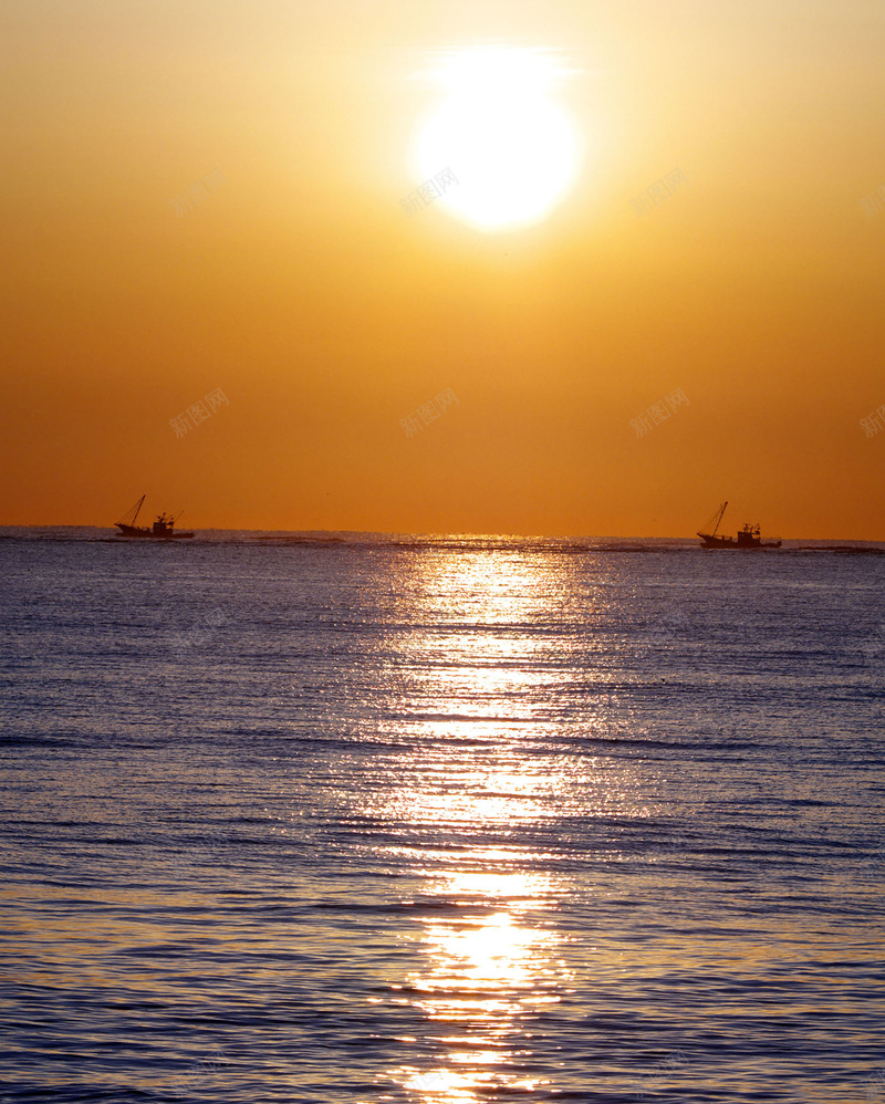 落日黄昏金色海面落日美景jpg设计背景_新图网 https://ixintu.com 波光粼粼 海水风景 渔船 自然风光 落日 落日美景 金色海面 黄昏