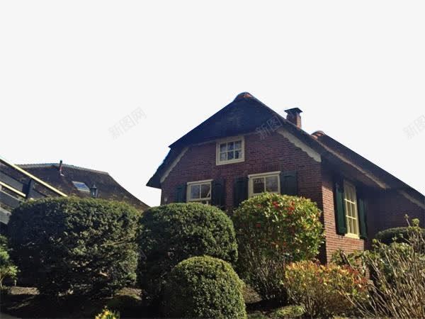绿色植被包围的房屋png免抠素材_新图网 https://ixintu.com 房屋 植树节 植被 环保