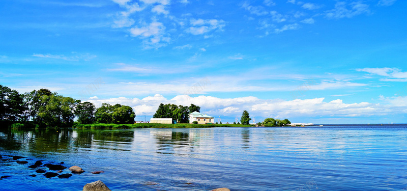 蔚蓝天空下清澈湖水jpg设计背景_新图网 https://ixintu.com 海报banner 摄影 风景 蔚蓝天空下清澈湖水风景