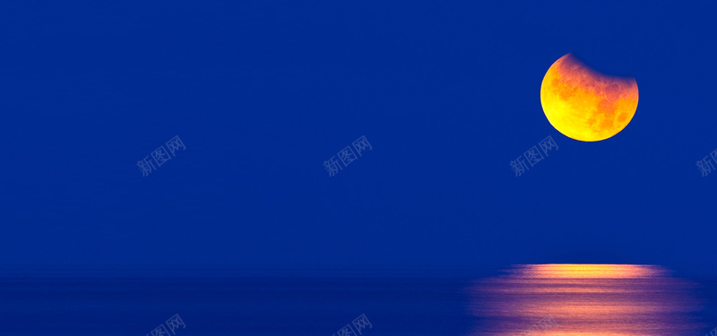 风光月亮蓝色banner背景jpg高清背景_新图网 https://ixintu.com 风光 月亮 蓝色 倒影 banner 缺角月亮 背景 海报banner 摄影 风景