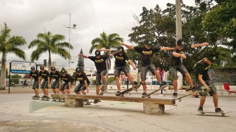 间隔拍照滑板jpg设计背景_新图网 https://ixintu.com 拍照 滑板 滑板宣传海报 男孩 间隔