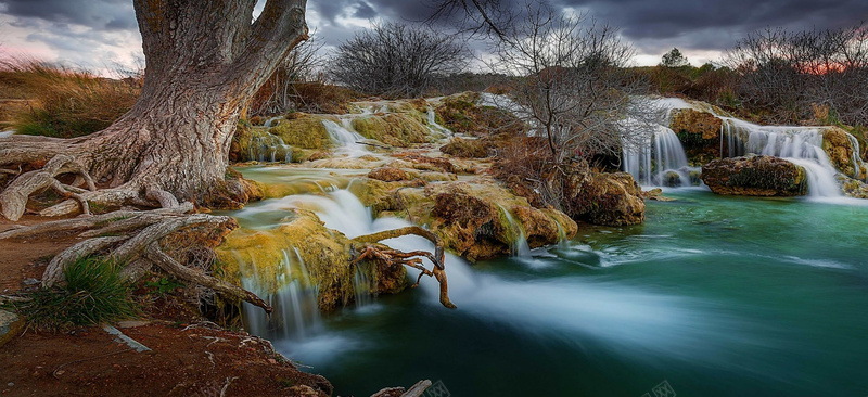 风景树根蓝色水背景jpg设计背景_新图网 https://ixintu.com 风景 树根 蓝色 水 海报banner 摄影