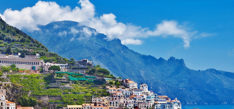 异国风情海报jpg设计背景_新图网 https://ixintu.com 蓝色大山 旅游 箱包 海报banner 摄影 山上的房屋 风景