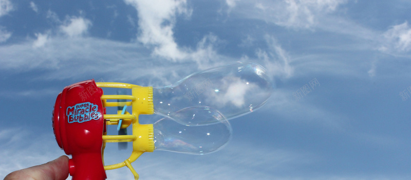 蓝天下吹泡泡的泡泡机jpg设计背景_新图网 https://ixintu.com 蓝天 吹泡泡 玩具 童真 快乐 泡泡机 海报banner 摄影 风景