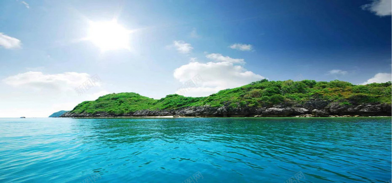 海滩风景图jpg设计背景_新图网 https://ixintu.com 摄影 树林 海岛 海岛小船 海报banner 海水 白云 绿树 蓝天 阳光 风景