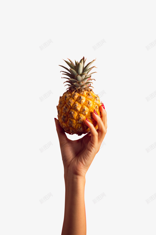 菠萝手里拿着的菠萝png免抠素材_新图网 https://ixintu.com 菠萝 手拿菠萝 水果 热带水果
