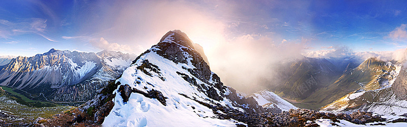 太阳光下的蓝天雪山背景