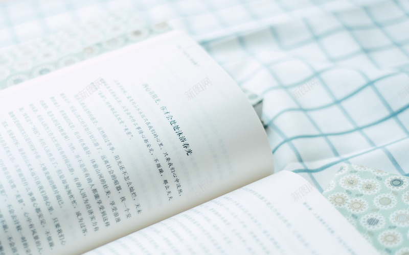 小花桌布书本jpg设计背景_新图网 https://ixintu.com 小碎花 桌布 书本 文字