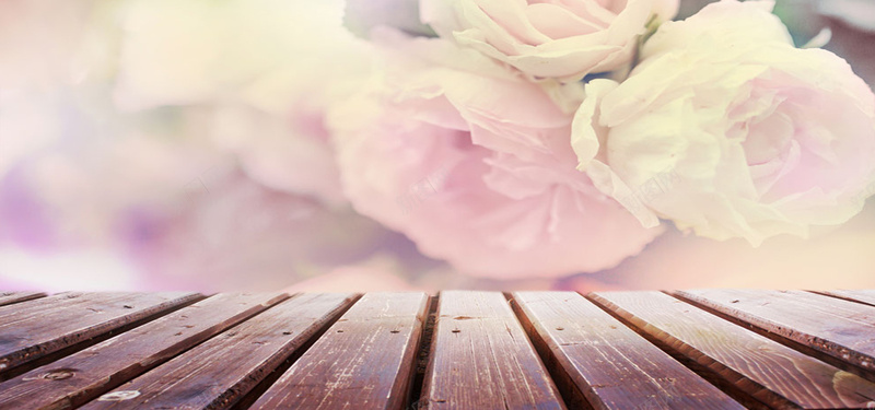 木板前面的模糊花朵jpg设计背景_新图网 https://ixintu.com 木板 纹理 花瓣 花纹 质感 开心 快乐 海报banner