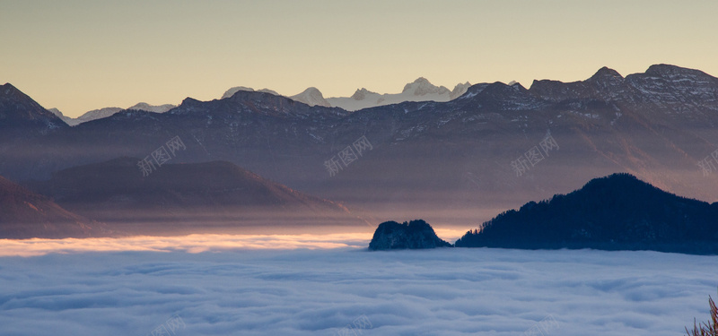 自然摄影蓝色橙色电商海报背景jpg_新图网 https://ixintu.com 自然 摄影 风景 山峰 云海 重峦 蓝色 橙色 冷色 暖色 对比 宁静 电商 海报 背景