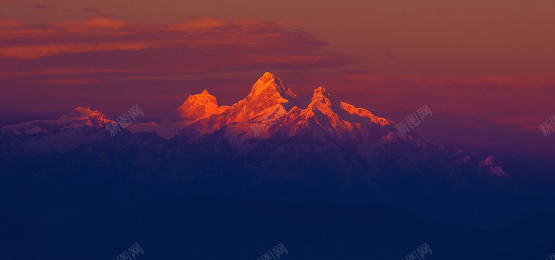 天猫风景红色旅游海报背景jpg设计背景_新图网 https://ixintu.com 红色 深处 天空 辽阔 远处 天猫 风景 背景 火烧 乌云 旅行 陡峭 攀爬 蓝色 光芒