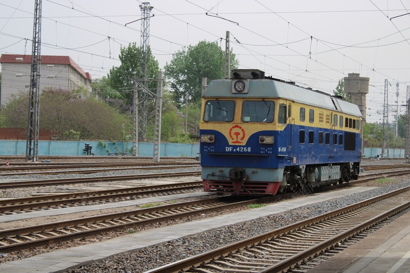 废弃的老式火车jpg设计背景_新图网 https://ixintu.com 老火车 铁轨 时间 岁月 轨道 铁路 交通