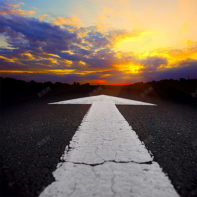 黄昏公路背景图jpg设计背景_新图网 https://ixintu.com 公路 箭头 云 黄昏 光束 主图 摄影 风景
