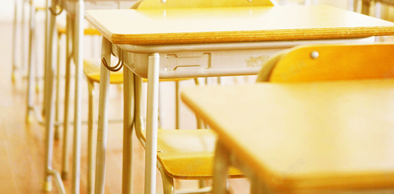 学校书桌海报素材psd设计背景_新图网 https://ixintu.com 毕业季 学生 树叶 毕业 课桌 书桌 海报 背景 毕业季海报 毕业季素材