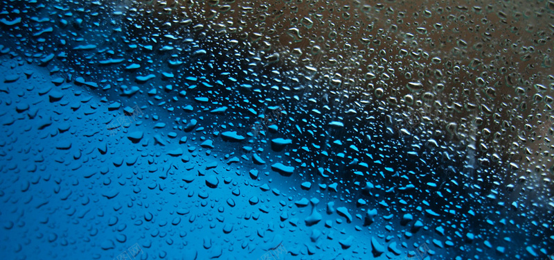 沾满雨珠的玻璃jpg设计背景_新图网 https://ixintu.com 水滴 海报banner 液体 玻璃 玻璃水雾 蓝色 透明 雨点
