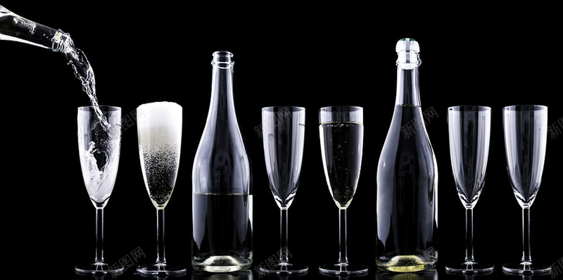 香槟敬酒黑色背景jpg设计背景_新图网 https://ixintu.com 香槟酒 敬酒 新年 除夕 喝 水晶 节日 玻璃 激情 狂欢