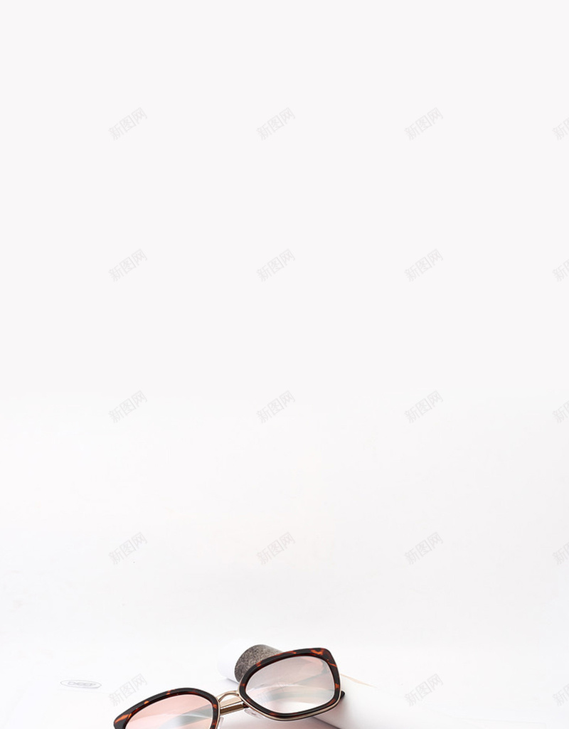 太阳镜杂志时尚生活H5背景素材jpg高清背景_新图网 https://ixintu.com 时尚生活 太阳镜 时尚 杂志 简约 小资生活 眼镜 H5背景素材