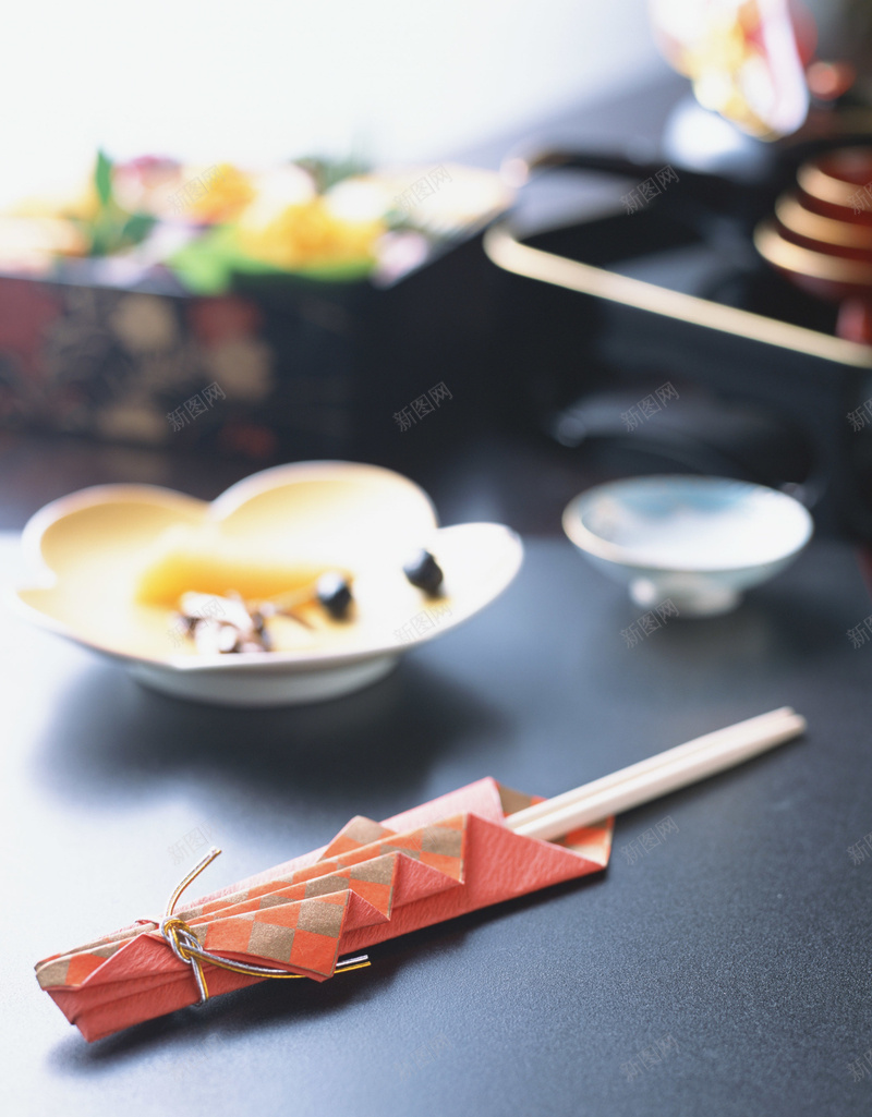 桌上的筷子美食摄影平面广告jpg设计背景_新图网 https://ixintu.com 美食 筷子 摄影背景 平面广告 盘子 舌尖上的美味 家居设计 虚化背景