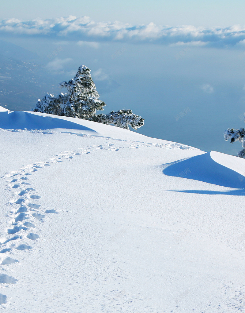 雪山雪地简约背景jpg设计背景_新图网 https://ixintu.com 雪山 雪地 简约 大气 蓝天白云 脚印 前进 H5 h5 摄影 风景