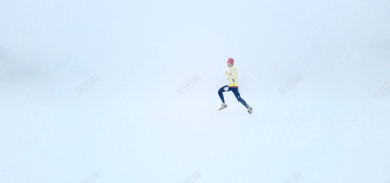 奔跑的人jpg设计背景_新图网 https://ixintu.com 奔跑的人 雪 背景 冬天 人 白 海报banner 摄影 风景