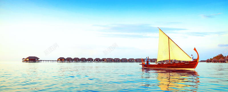 蓝色大海旅游度假背景jpg设计背景_新图网 https://ixintu.com 蓝天 大海 白云 海岛 旅游 夏日 椰树 帆船 海报banner 摄影 风景