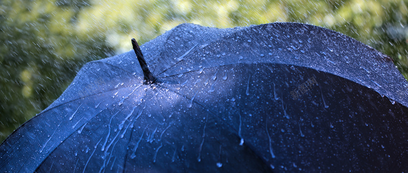 雨伞背景jpg设计背景_新图网 https://ixintu.com banner 下雨 博客 广告 摄影 海报banner 淘宝 蓝色 阴天 阴天雨天 雨伞 雨滴 风景 高清