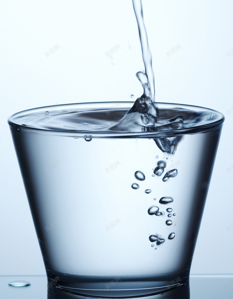 倒水纯净水背景素材jpg设计背景_新图网 https://ixintu.com 纯净水 天然 干净 纯净 饮料 PPT 蓝色 简约