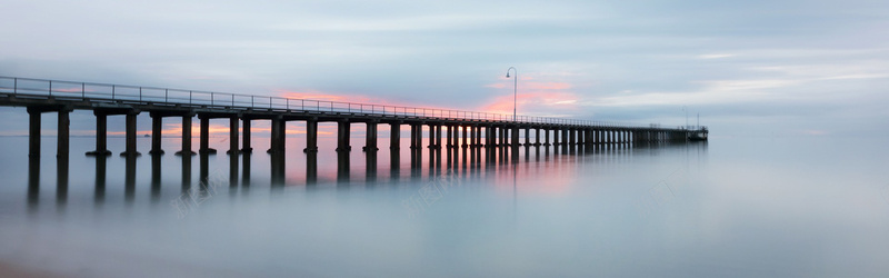 摄影海岸上的桥背景jpg设计背景_新图网 https://ixintu.com 海滩 日落 海洋 地平线 旅游 小桥 摄影 海报banner 风景