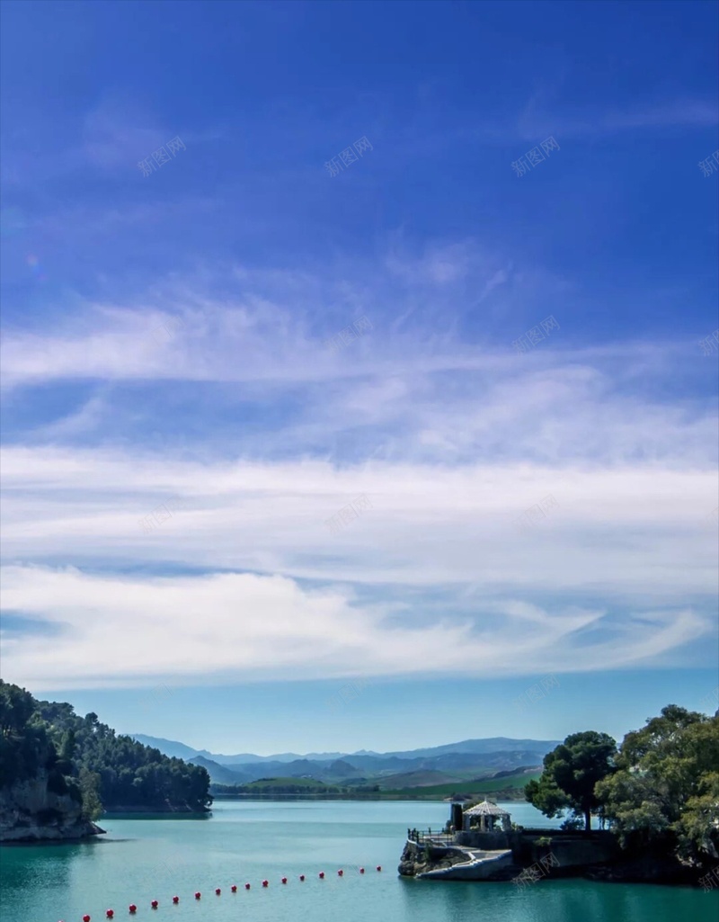 蓝天山峰湖面H5背景jpg设计背景_新图网 https://ixintu.com 海水 蓝天 白云 风景 植物 H5 h5 摄影
