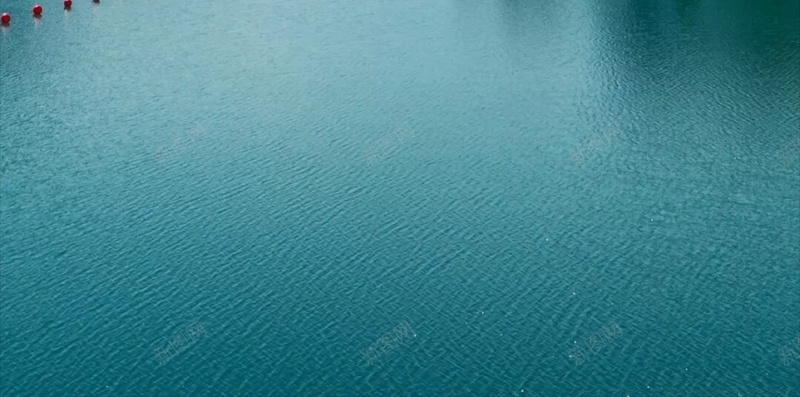 蓝天山峰湖面H5背景jpg设计背景_新图网 https://ixintu.com 海水 蓝天 白云 风景 植物 H5 h5 摄影