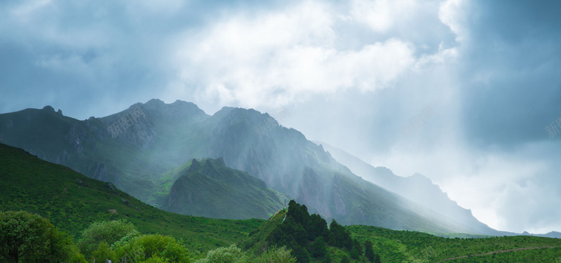 云雾缭绕远山背景图jpg设计背景_新图网 https://ixintu.com 远山 山峰 云雾 光效 海报banner