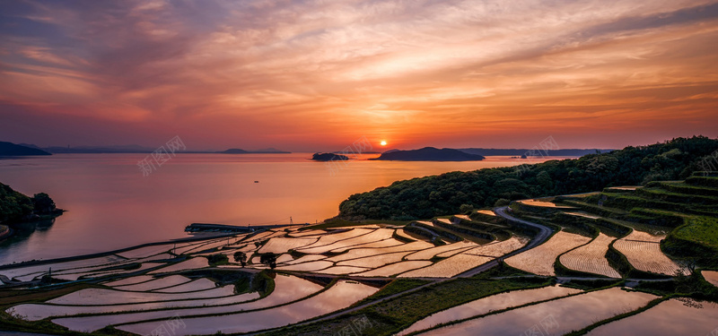 落日下梯田风光jpg设计背景_新图网 https://ixintu.com 落日 梯田 河 植物 海报banner 摄影 风景