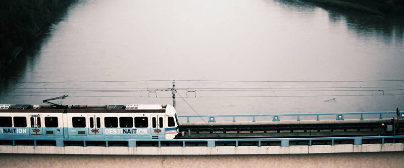 淘宝旅行banner背景jpg设计背景_新图网 https://ixintu.com 铁轨 湖 车 电线 树影 banner背景 海报banner 摄影 风景