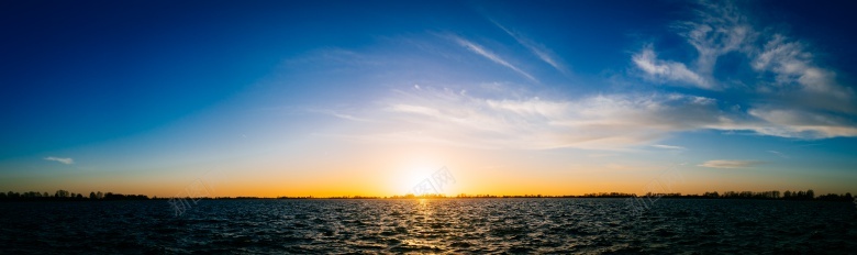全景日光湖水云彩摄影图片