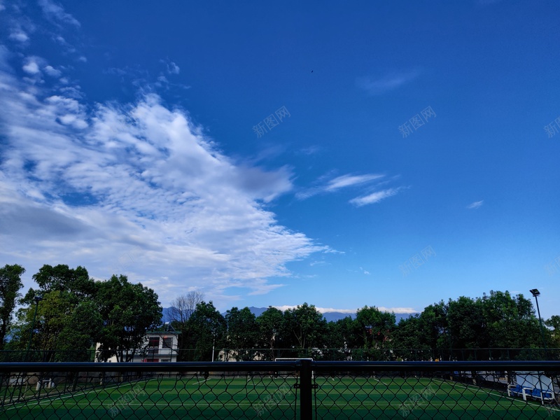 就就就一顿瞎拍jpg设计背景_新图网 https://ixintu.com 足球场 天空 云 树